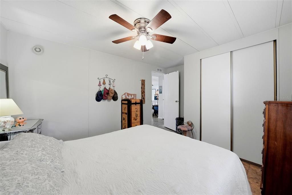 For Sale: $159,900 (2 beds, 2 baths, 864 Square Feet)