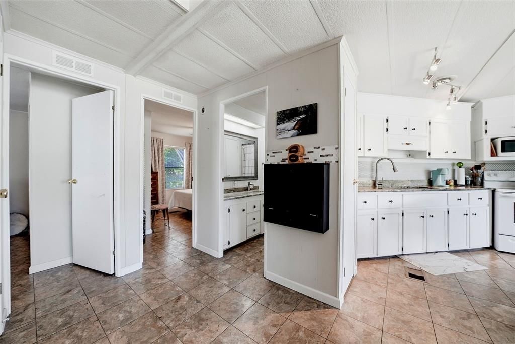 For Sale: $159,900 (2 beds, 2 baths, 864 Square Feet)