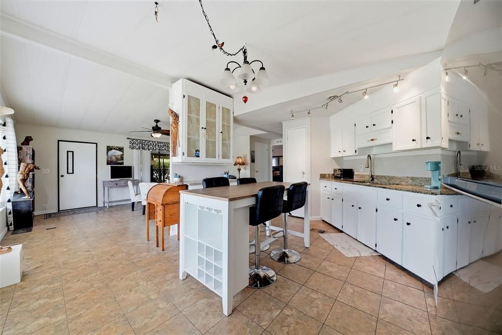 For Sale: $159,900 (2 beds, 2 baths, 864 Square Feet)