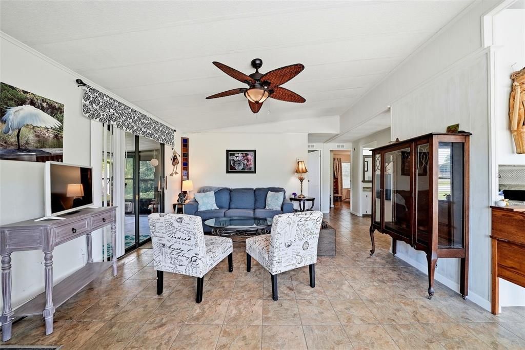 For Sale: $159,900 (2 beds, 2 baths, 864 Square Feet)