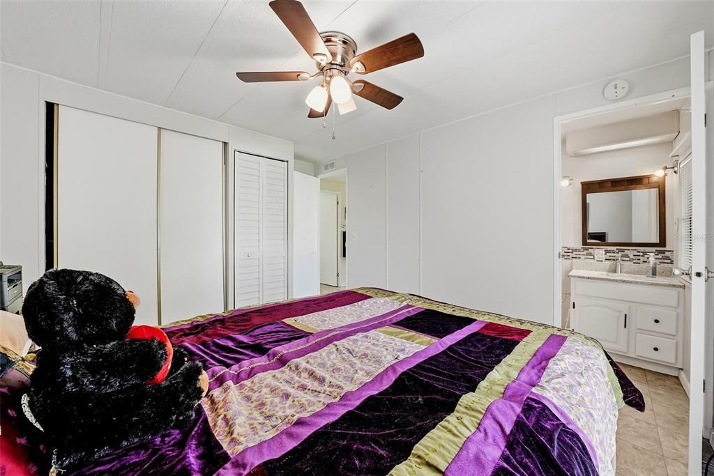 For Sale: $159,900 (2 beds, 2 baths, 864 Square Feet)