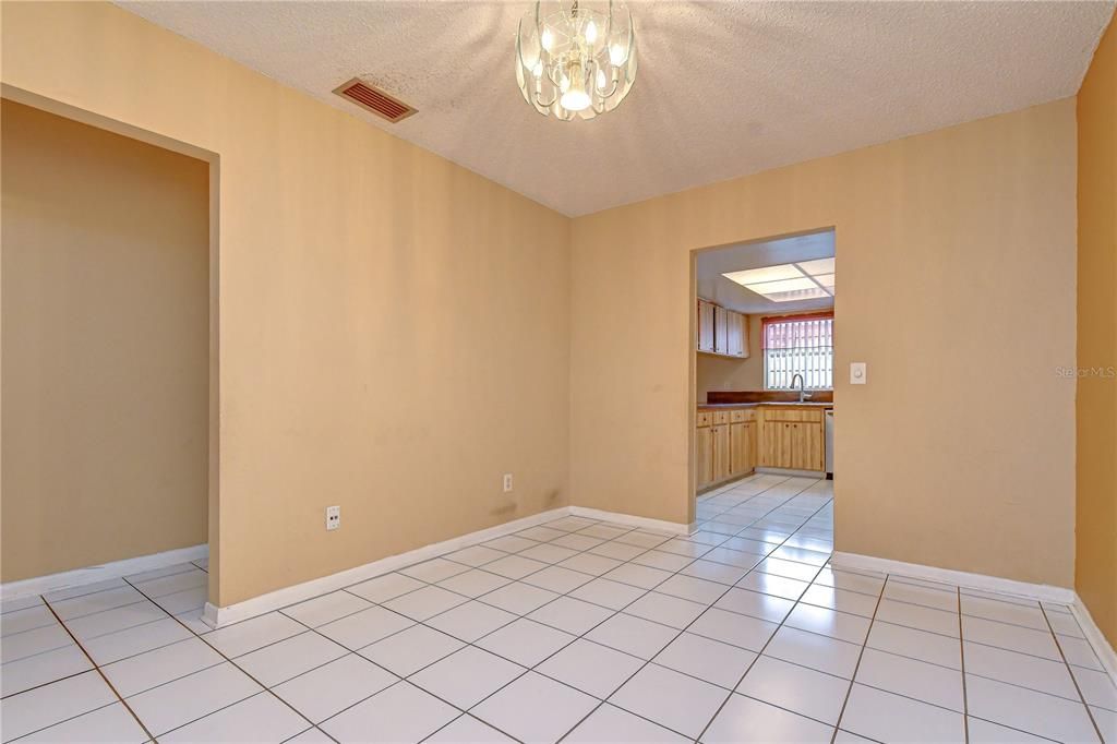 На продажу: $429,900 (4 спален, 2 ванн, 1630 Квадратных фут)