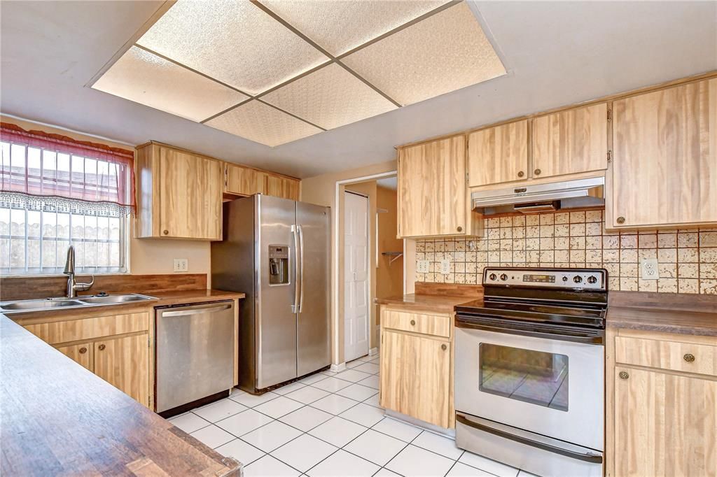 На продажу: $429,900 (4 спален, 2 ванн, 1630 Квадратных фут)