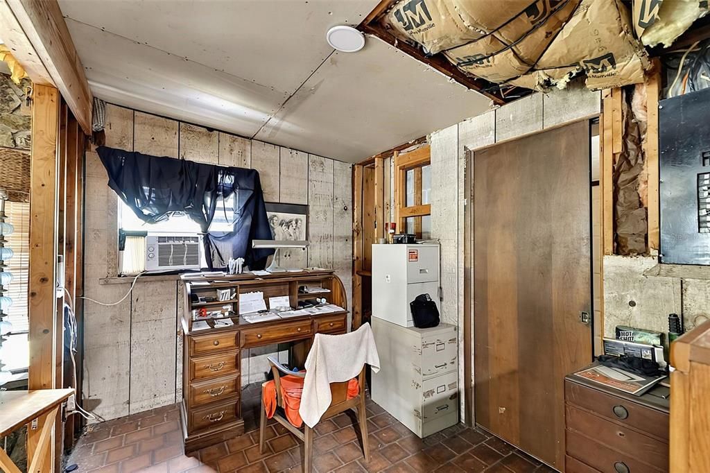 For Sale: $119,990 (2 beds, 1 baths, 1034 Square Feet)
