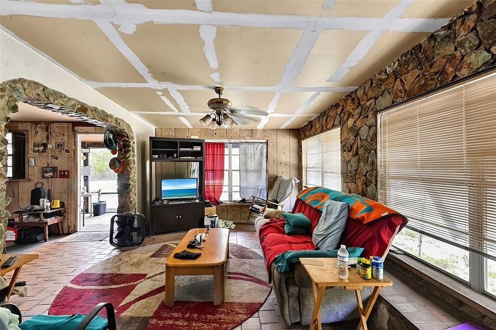 For Sale: $119,990 (2 beds, 1 baths, 1034 Square Feet)