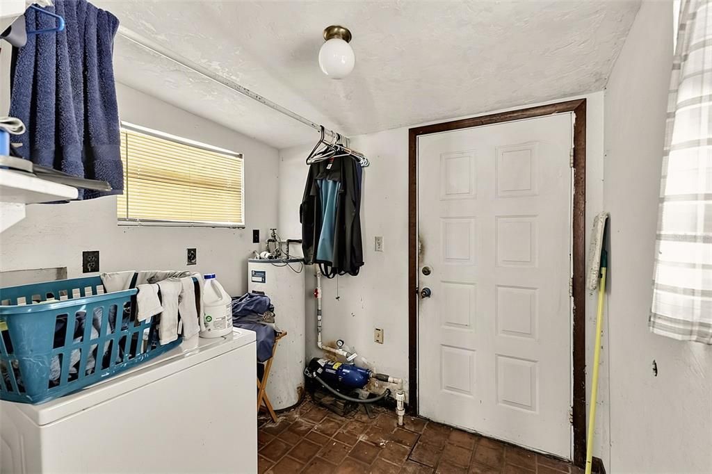For Sale: $119,990 (2 beds, 1 baths, 1034 Square Feet)