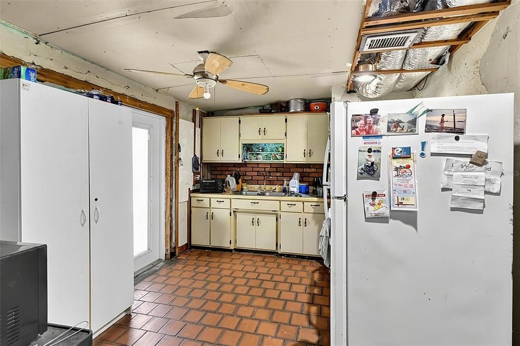 For Sale: $119,990 (2 beds, 1 baths, 1034 Square Feet)