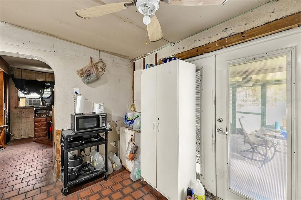 For Sale: $119,990 (2 beds, 1 baths, 1034 Square Feet)