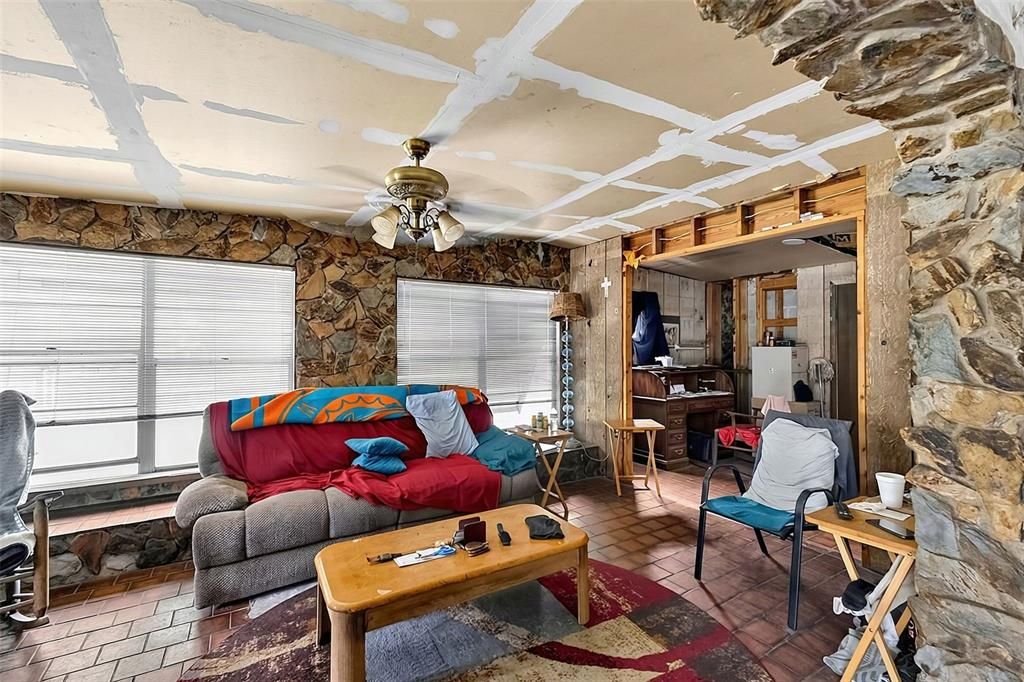 For Sale: $119,990 (2 beds, 1 baths, 1034 Square Feet)
