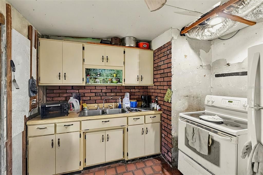 For Sale: $119,990 (2 beds, 1 baths, 1034 Square Feet)