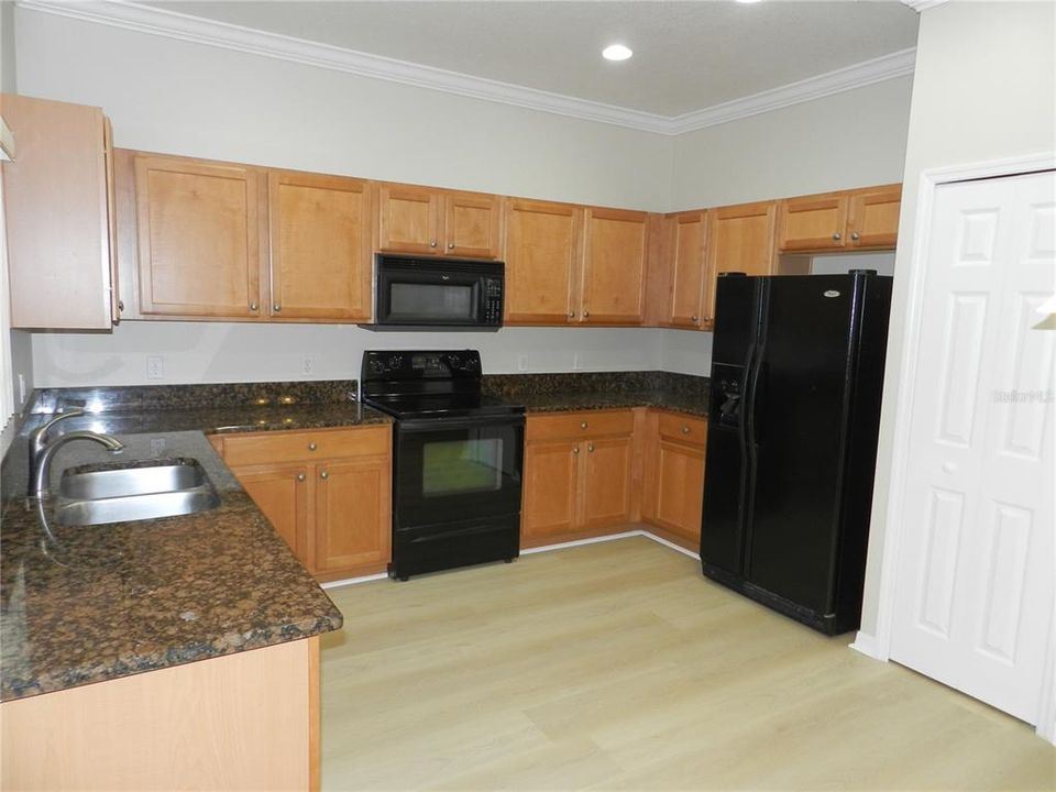 For Sale: $320,000 (2 beds, 2 baths, 1574 Square Feet)
