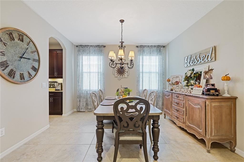 На продажу: $564,900 (4 спален, 3 ванн, 2400 Квадратных фут)