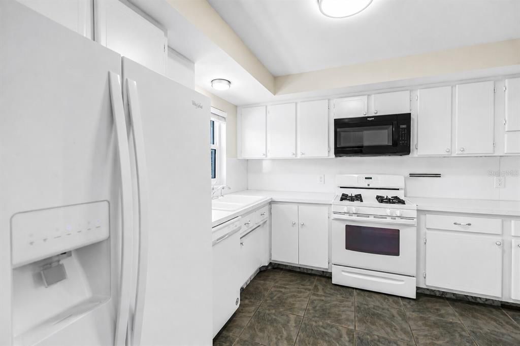 For Sale: $199,900 (2 beds, 2 baths, 1270 Square Feet)