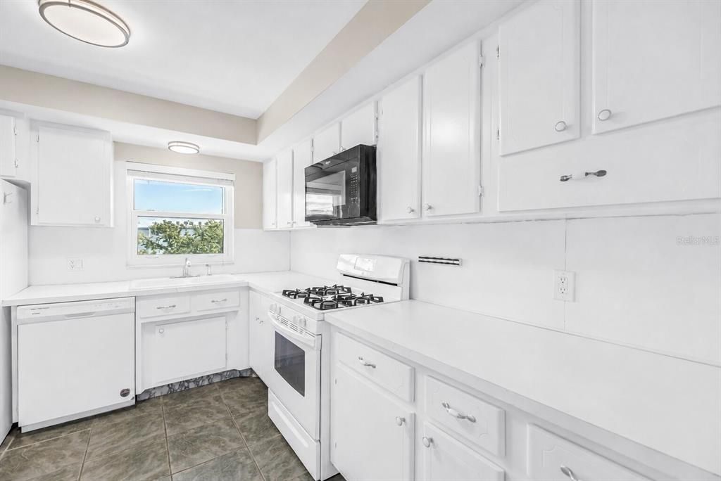 For Sale: $199,900 (2 beds, 2 baths, 1270 Square Feet)