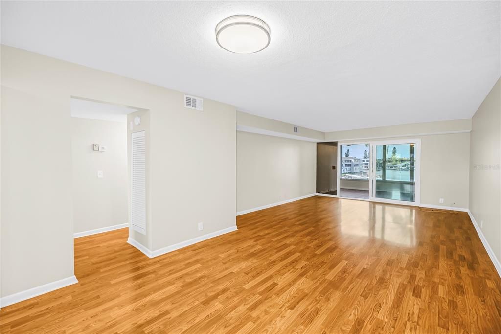 For Sale: $199,900 (2 beds, 2 baths, 1270 Square Feet)
