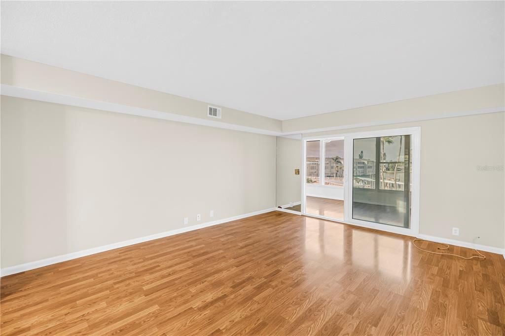 For Sale: $199,900 (2 beds, 2 baths, 1270 Square Feet)