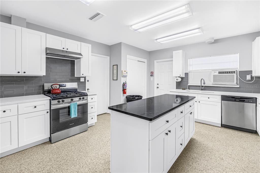 For Sale: $199,900 (2 beds, 2 baths, 1270 Square Feet)