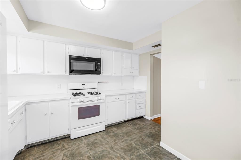 For Sale: $199,900 (2 beds, 2 baths, 1270 Square Feet)