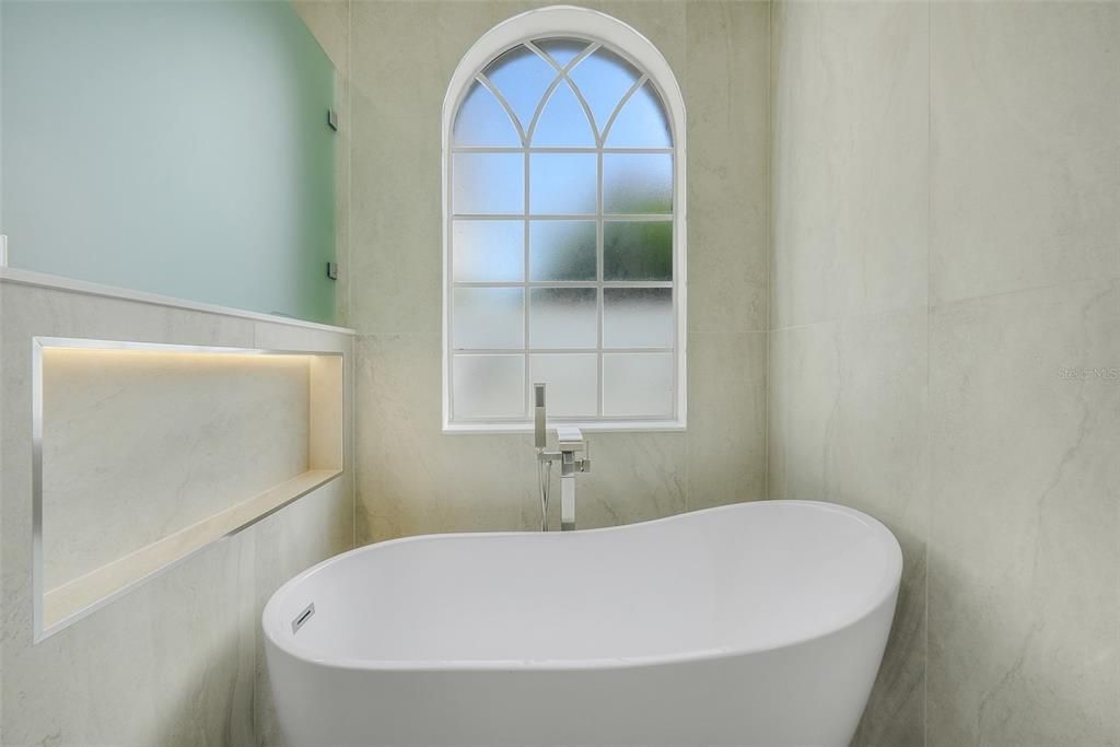 For Rent: $2,600 (3 beds, 2 baths, 1423 Square Feet)