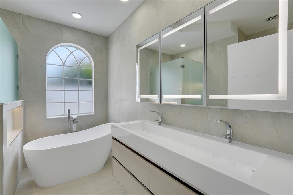 For Rent: $2,600 (3 beds, 2 baths, 1423 Square Feet)