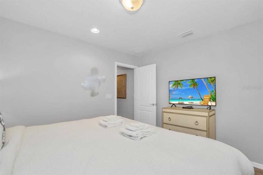 For Sale: $699,000 (8 beds, 6 baths, 4034 Square Feet)