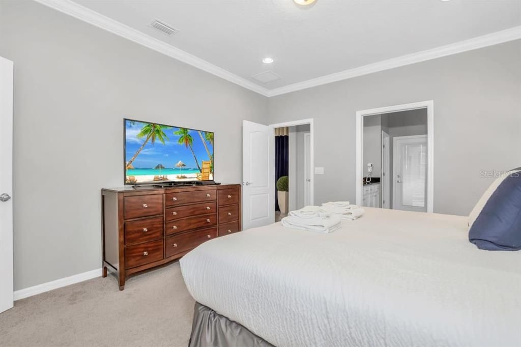 For Sale: $699,000 (8 beds, 6 baths, 4034 Square Feet)