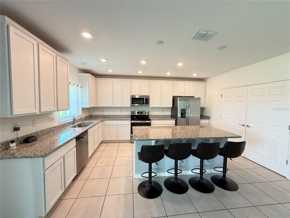 For Rent: $2,700 (4 beds, 3 baths, 2852 Square Feet)
