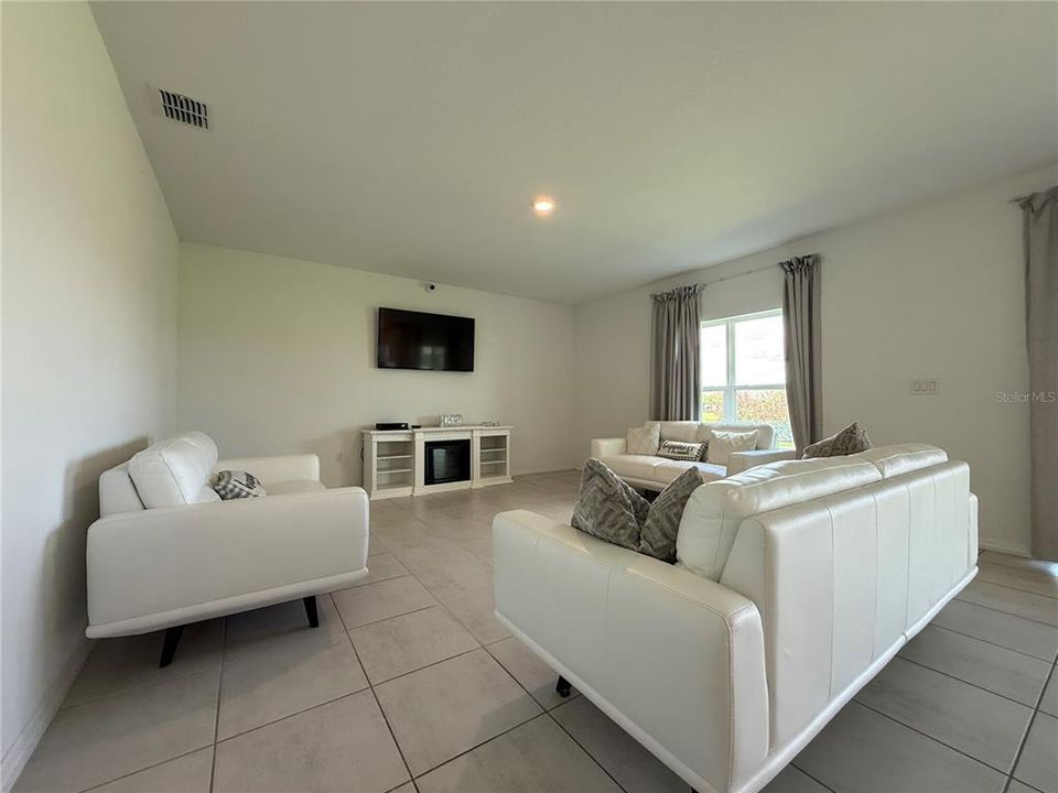 For Rent: $2,700 (4 beds, 3 baths, 2852 Square Feet)