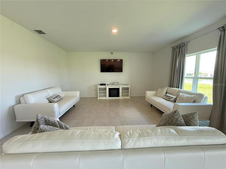 For Rent: $2,700 (4 beds, 3 baths, 2852 Square Feet)