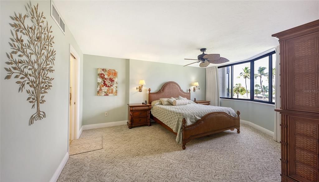 For Sale: $1,400,000 (3 beds, 2 baths, 2037 Square Feet)