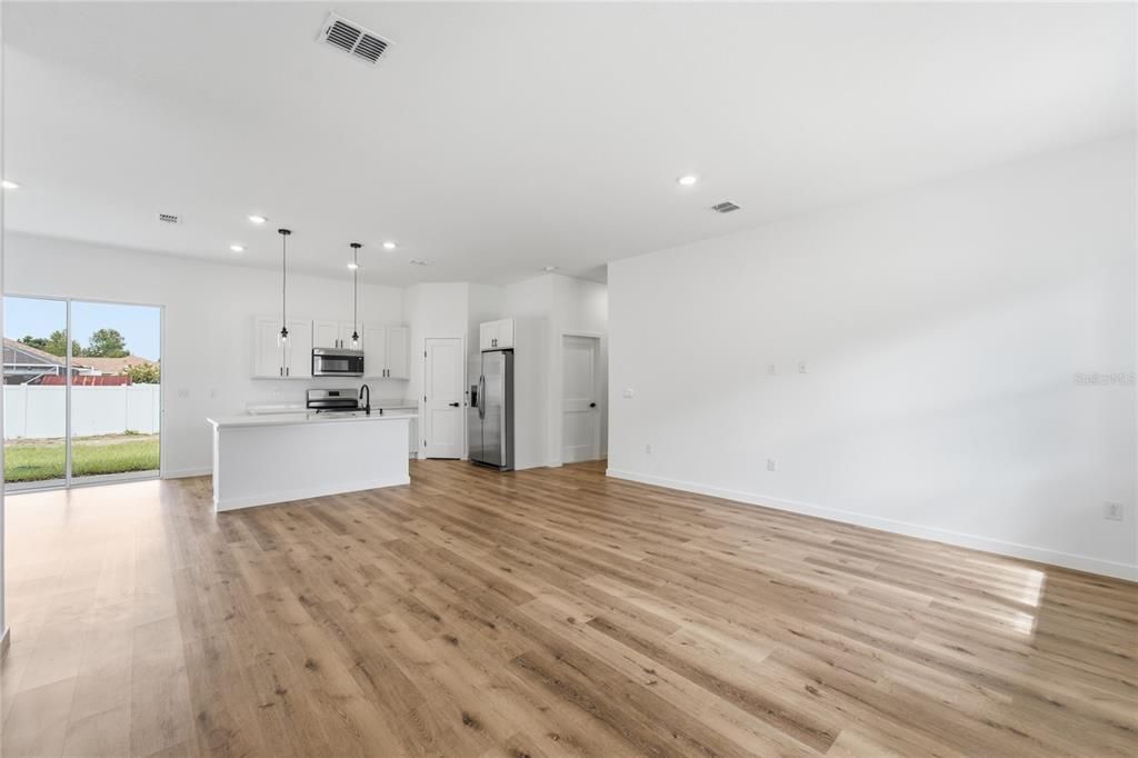 For Sale: $335,000 (4 beds, 3 baths, 1870 Square Feet)