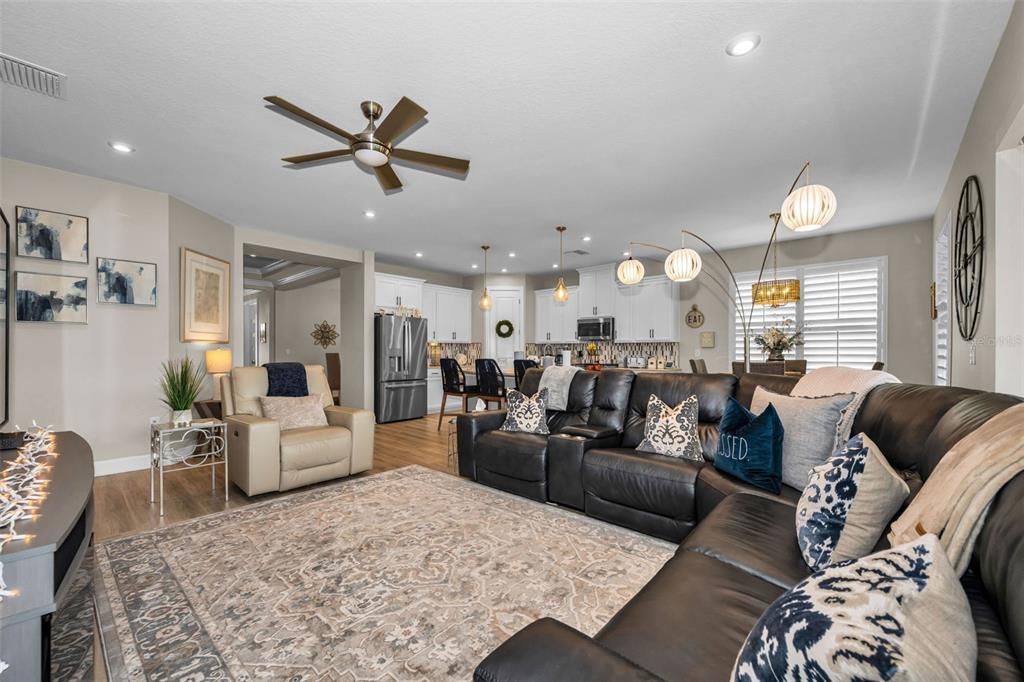 En Venta: $734,900 (3 camas, 2 baños, 2140 Pies cuadrados)