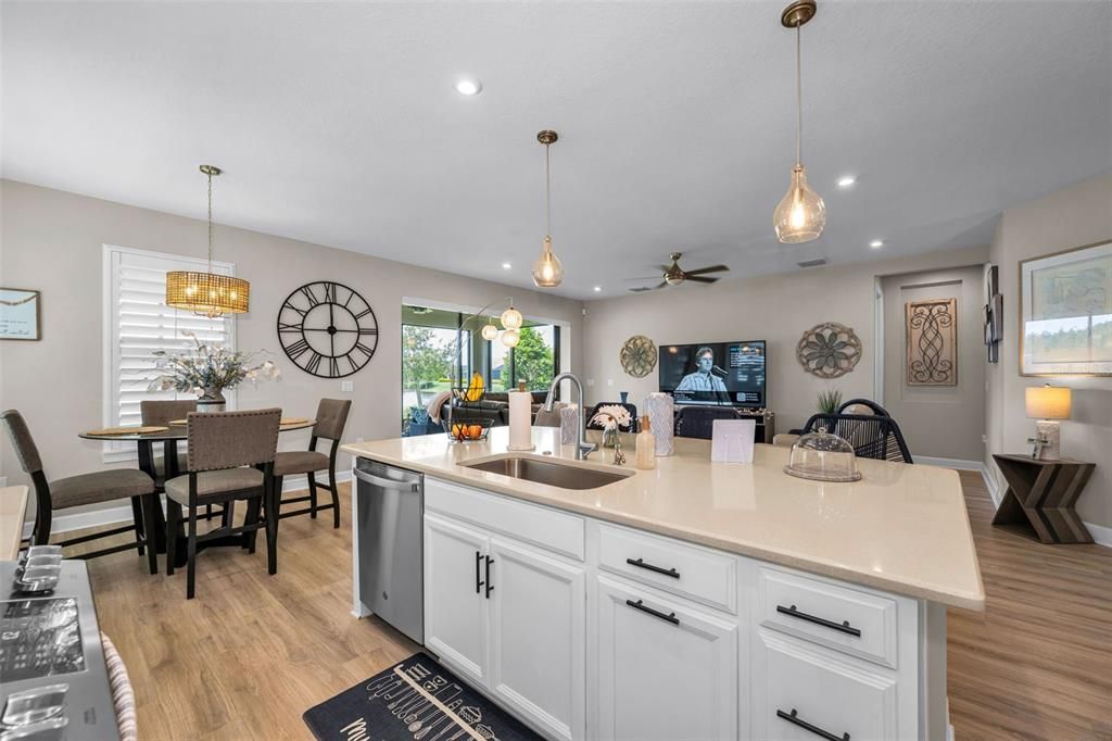 En Venta: $734,900 (3 camas, 2 baños, 2140 Pies cuadrados)