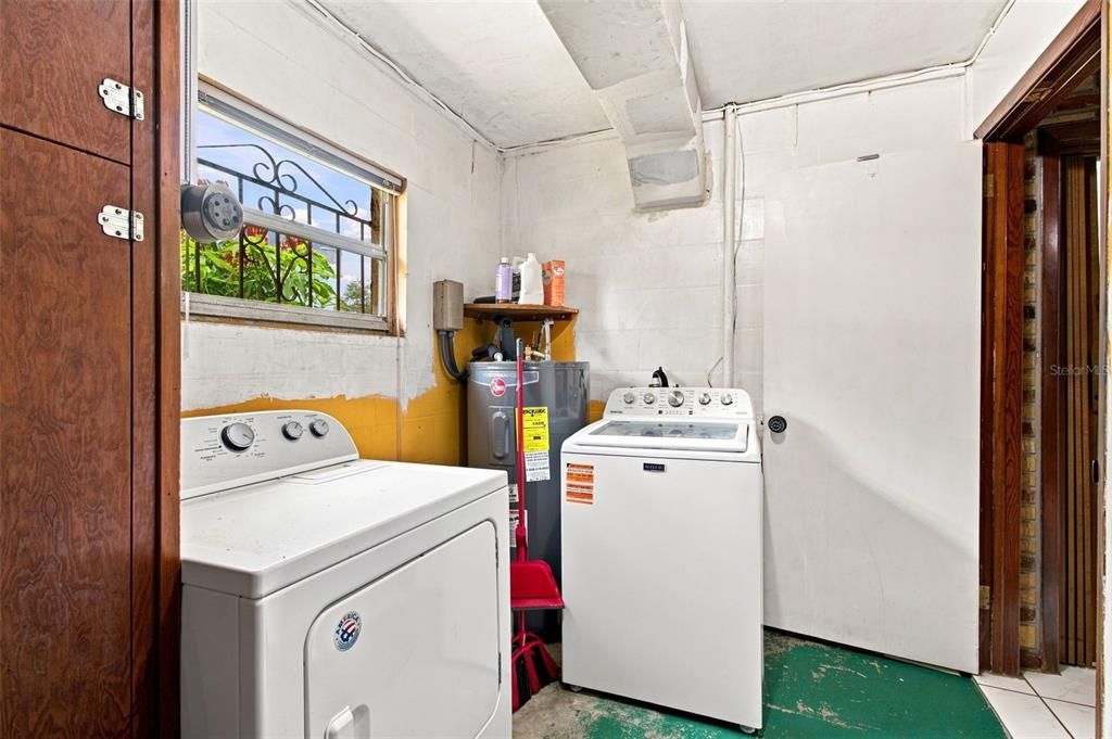 На продажу: $364,999 (4 спален, 2 ванн, 2027 Квадратных фут)