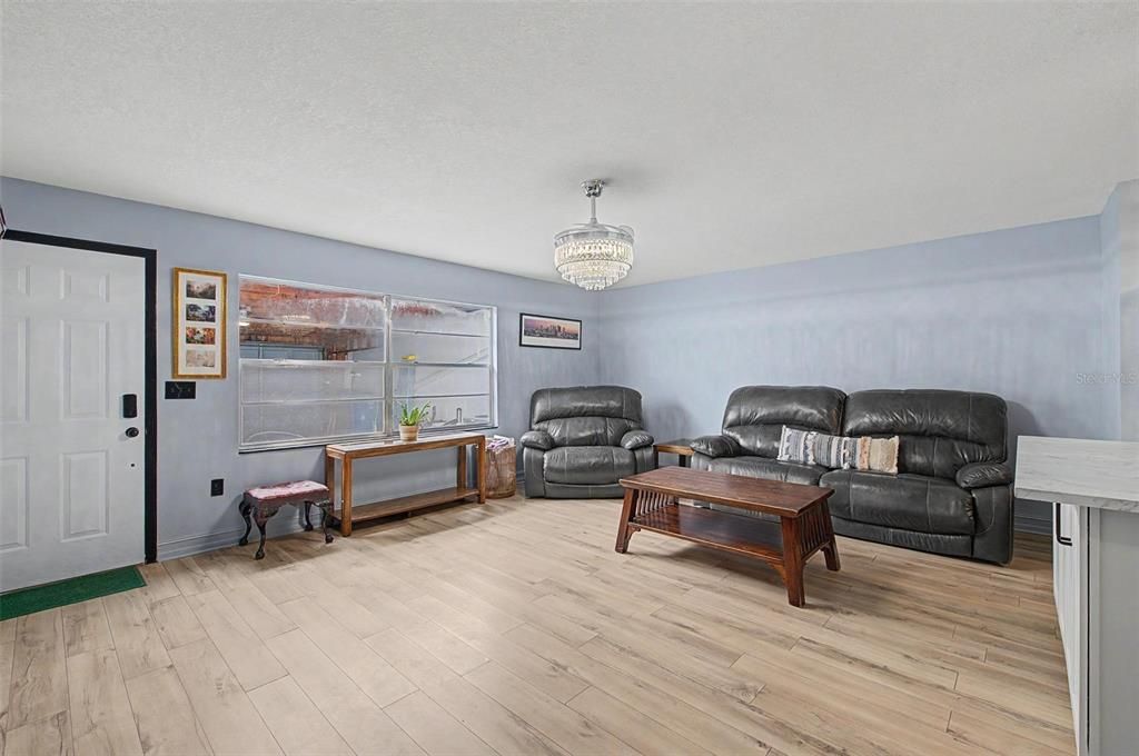 For Sale: $215,000 (1 beds, 1 baths, 800 Square Feet)
