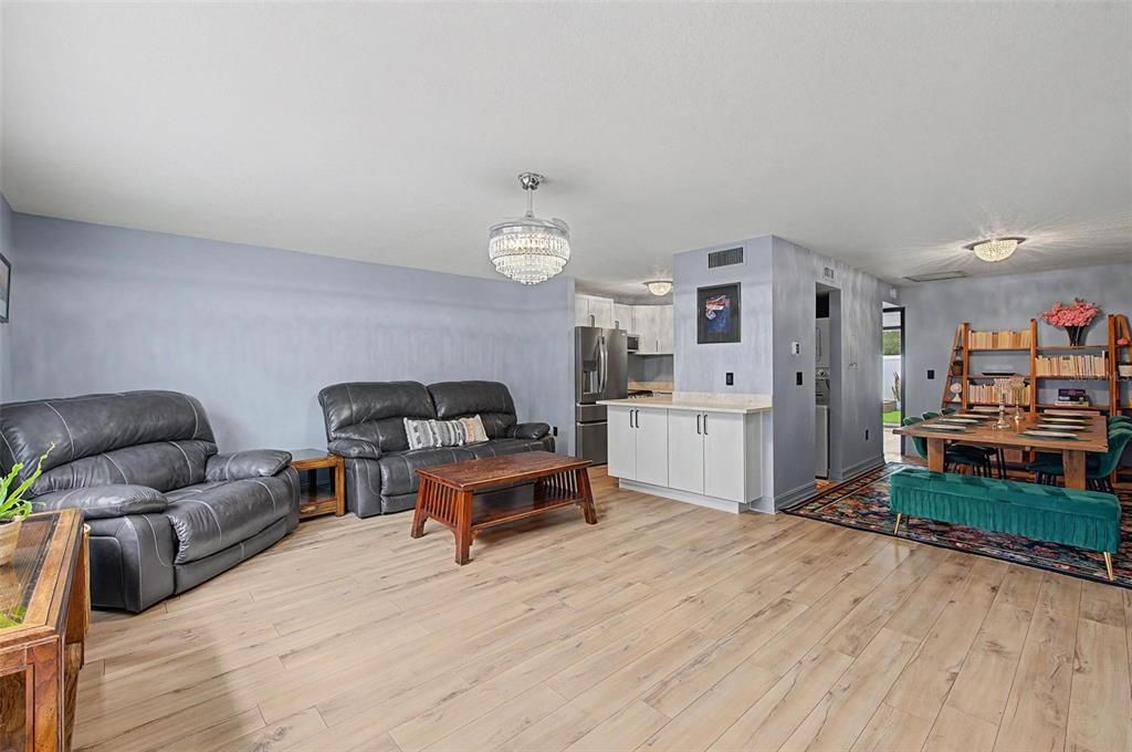 For Sale: $215,000 (1 beds, 1 baths, 800 Square Feet)