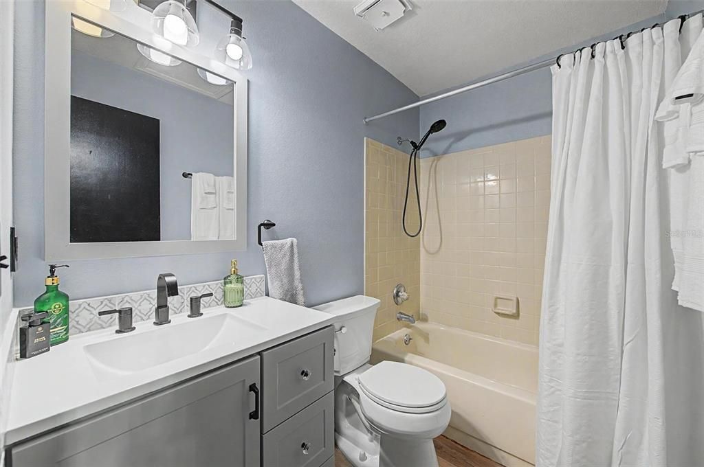 For Sale: $215,000 (1 beds, 1 baths, 800 Square Feet)