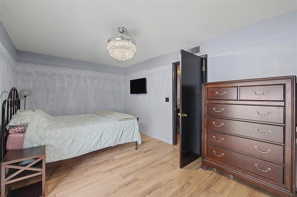 For Sale: $215,000 (1 beds, 1 baths, 800 Square Feet)
