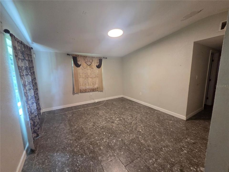 For Sale: $325,000 (3 beds, 1 baths, 1014 Square Feet)