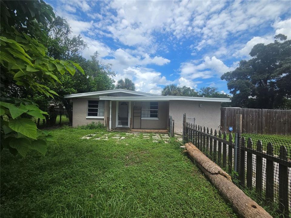 For Sale: $325,000 (3 beds, 1 baths, 1014 Square Feet)