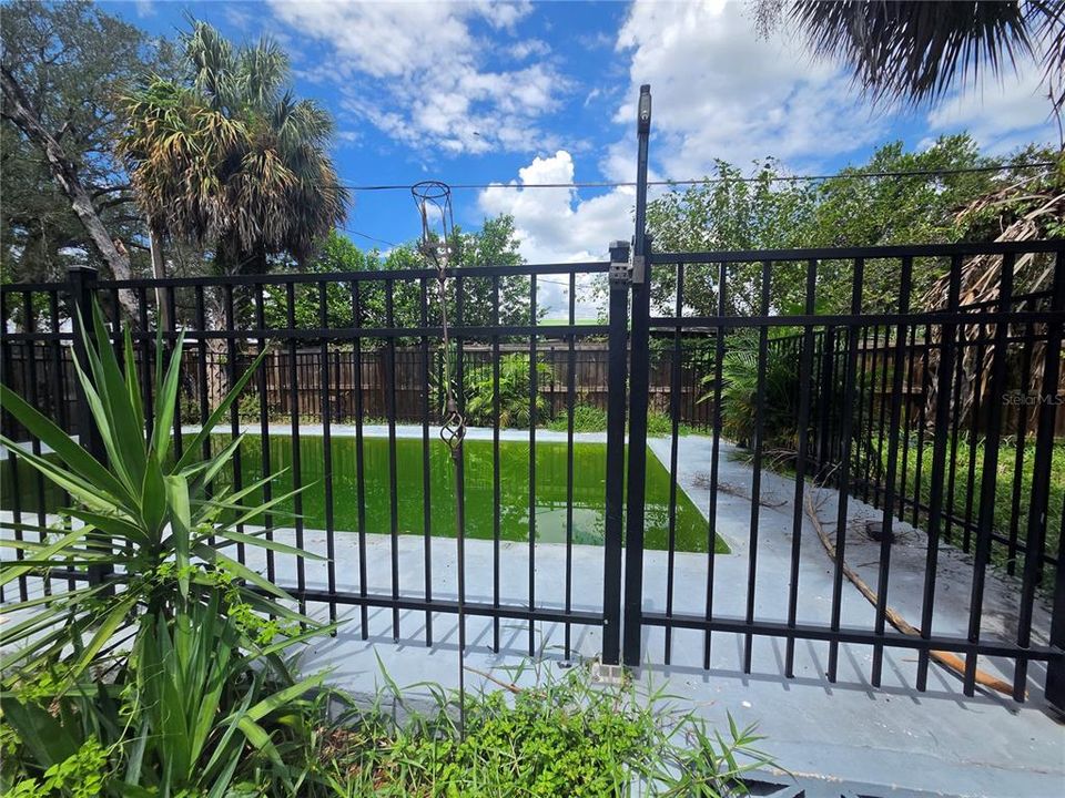 For Sale: $325,000 (3 beds, 1 baths, 1014 Square Feet)