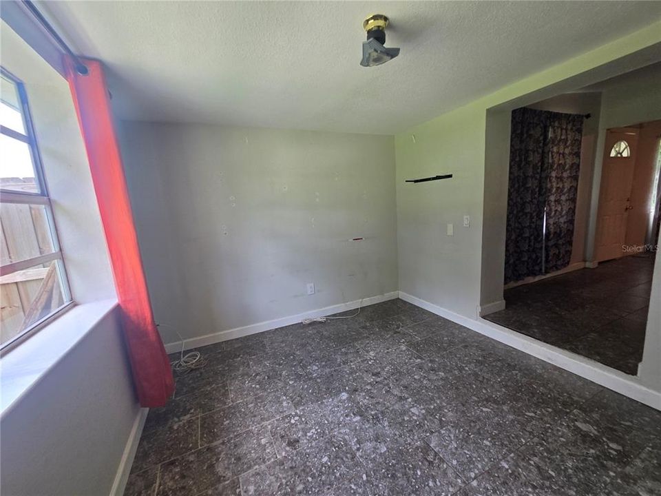 For Sale: $325,000 (3 beds, 1 baths, 1014 Square Feet)