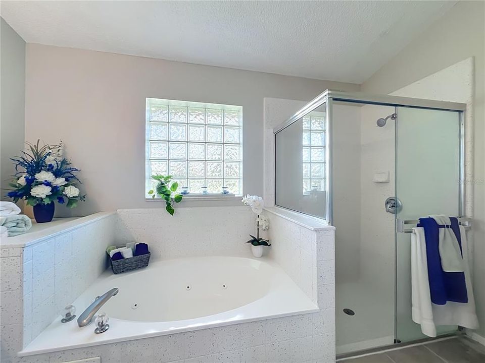 For Sale: $385,000 (3 beds, 2 baths, 1376 Square Feet)