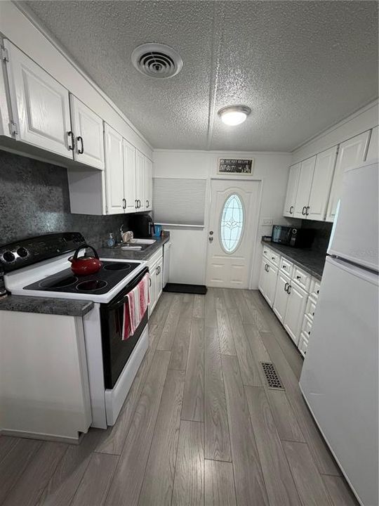 For Sale: $170,000 (2 beds, 2 baths, 960 Square Feet)