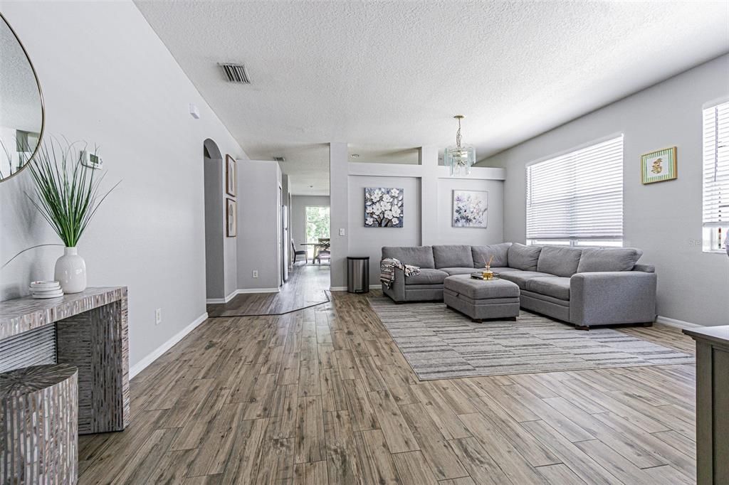For Rent: $2,500 (4 beds, 2 baths, 1922 Square Feet)