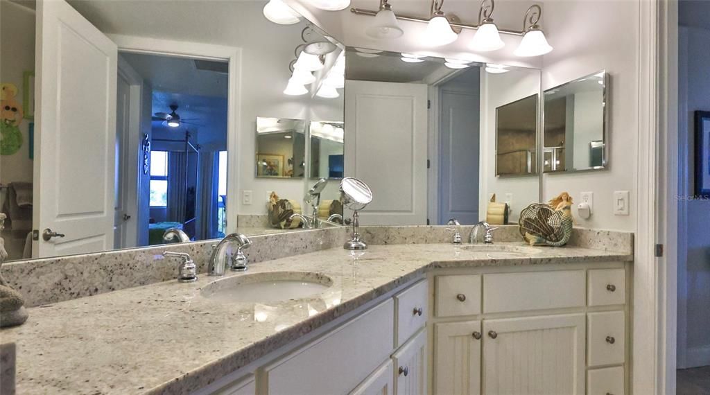 For Sale: $559,000 (2 beds, 2 baths, 1384 Square Feet)