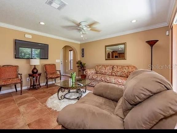 For Rent: $2,100 (3 beds, 2 baths, 1405 Square Feet)
