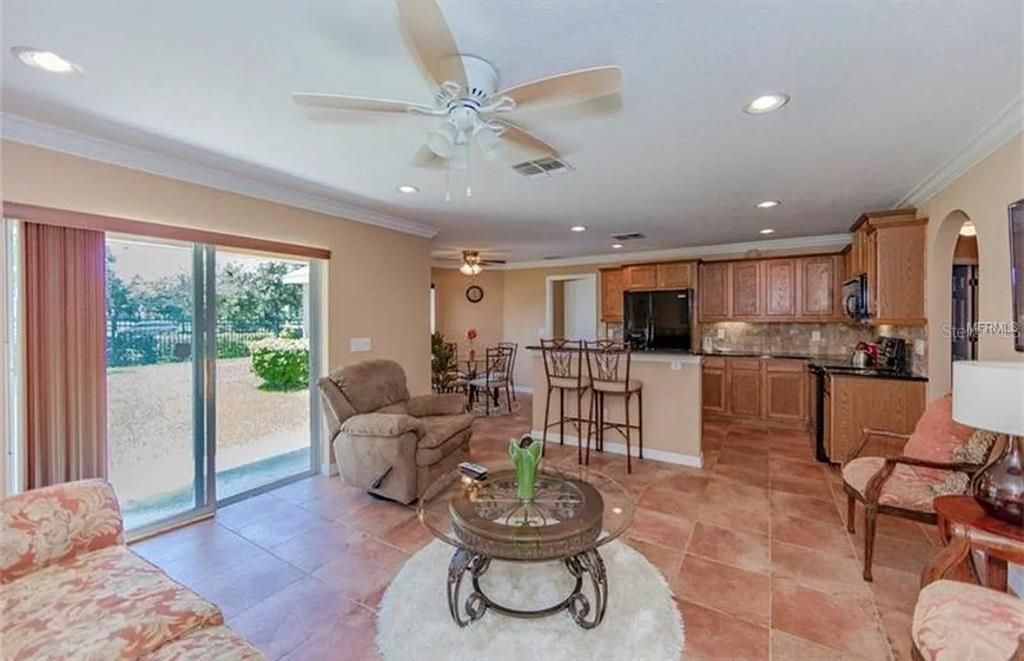 For Rent: $2,100 (3 beds, 2 baths, 1405 Square Feet)