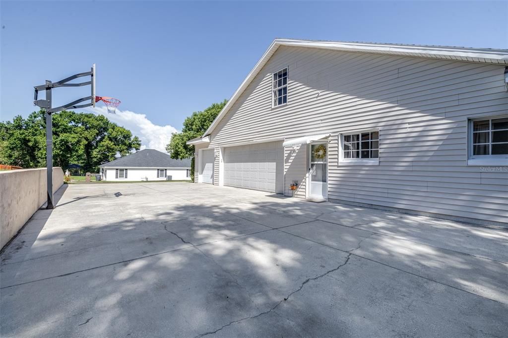 For Sale: $760,000 (5 beds, 3 baths, 3694 Square Feet)