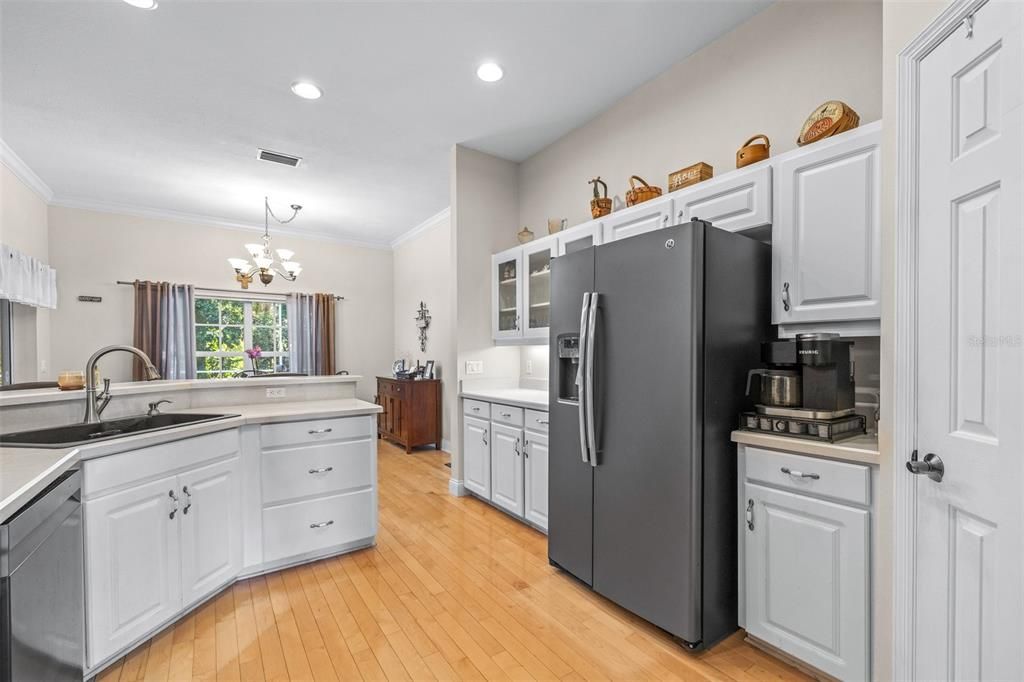 For Sale: $760,000 (5 beds, 3 baths, 3694 Square Feet)